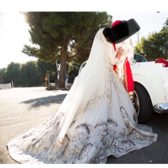 Manish Malhotra Bridal Lengha - Picture 2 of 7